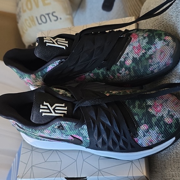 Nike Adds Floral Patterns To The Kyrie Low 1 Size 10.5 - Picture 5 of 9